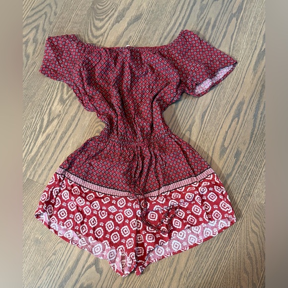 Abercrombie & Fitch Pants - Abercrombie & Fitch Red Geometric Patterned Top